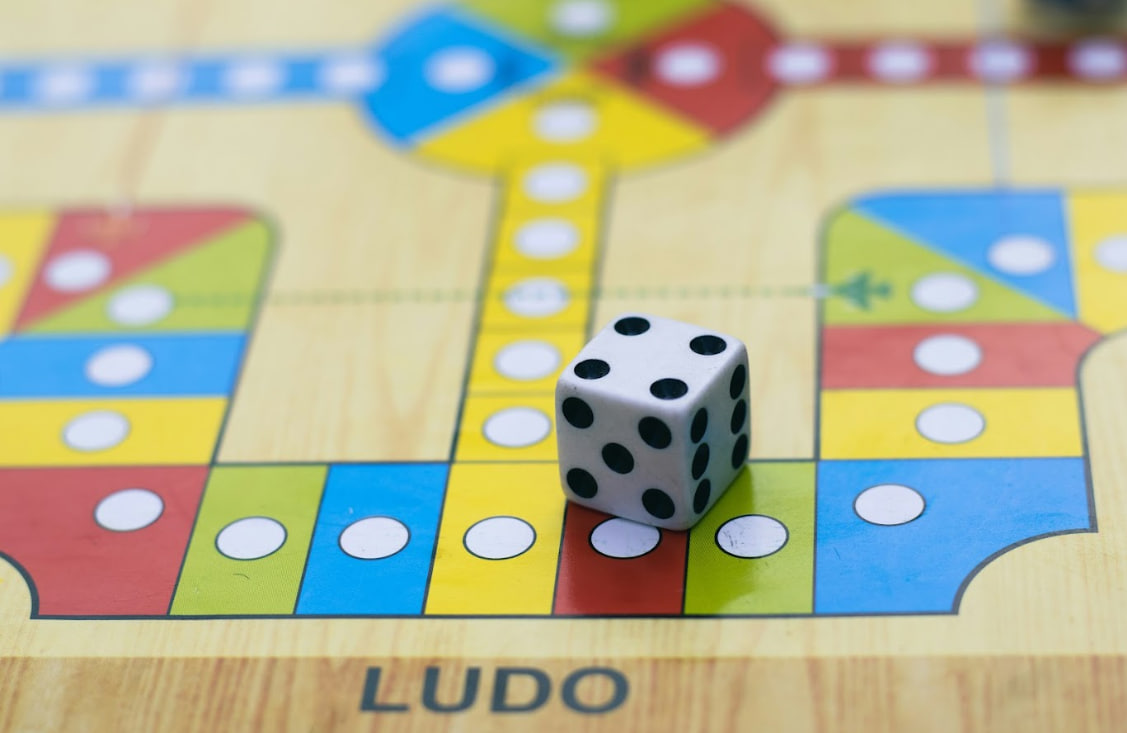 Mesa de juegos organizada